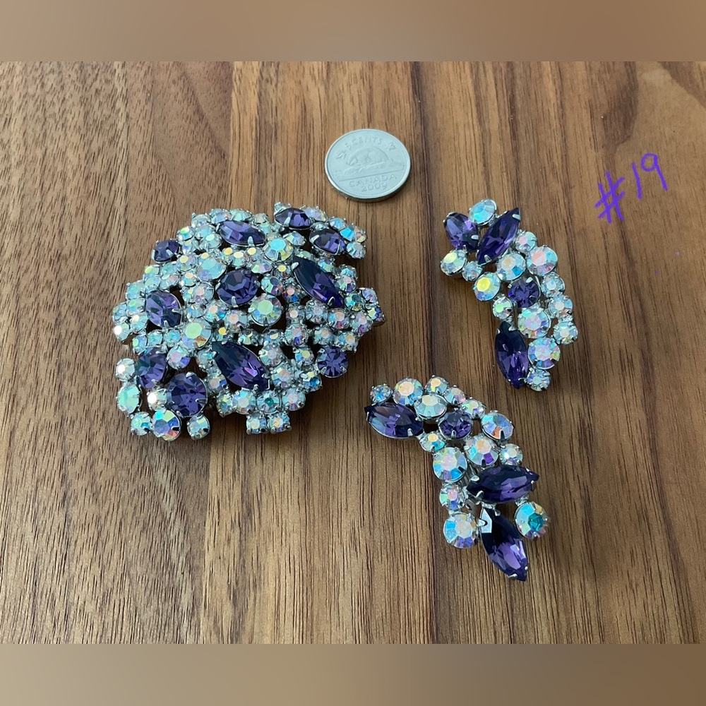 Ensemble broche et boucles d’oreilles vintage mauve signé Pierre.